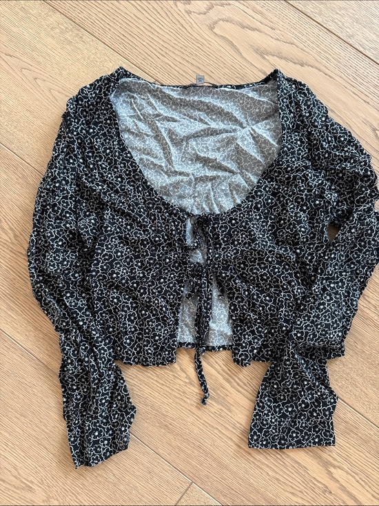 Kendall & Kylie Tops - Black Floral Tie-Front Crop Top size M